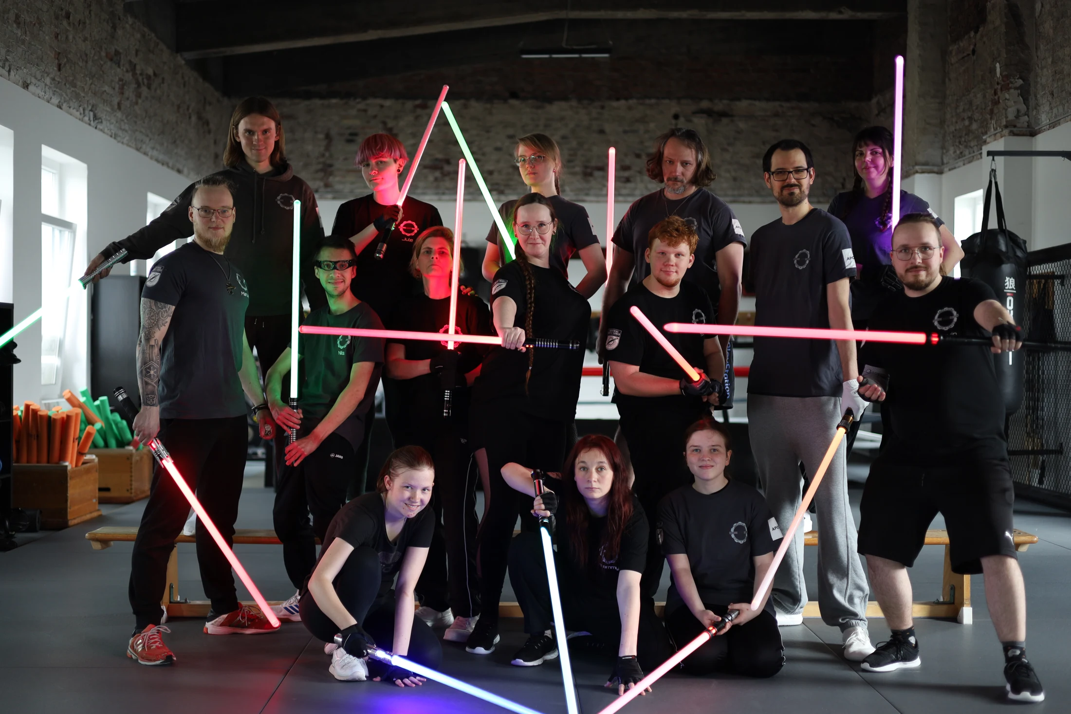 Industrial Light and Saber als Gruppe in der Trainingshalle