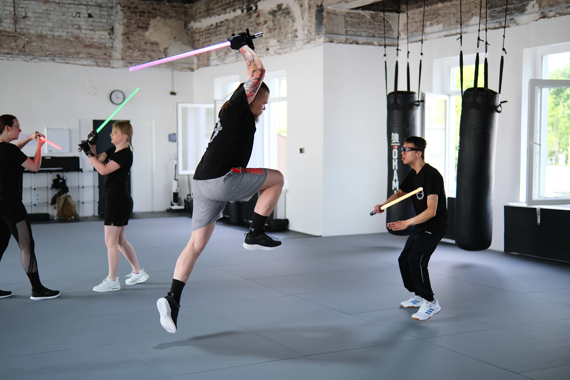Akrobatisches Element beim choreografierten Lichtschwerttraining